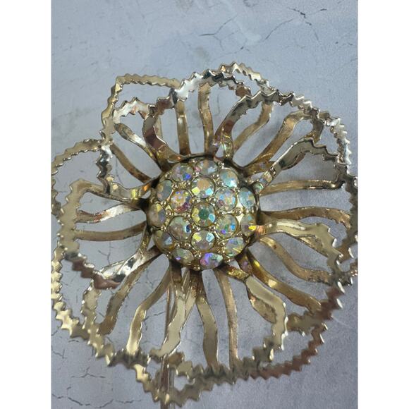 Vintage Sarah Coventry Aurora Borealis Flower Brooch Gold-Tone Open Petal MCM - Picture 2 of 7